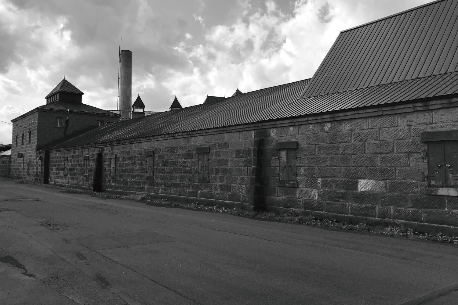 蒸留所入り口前